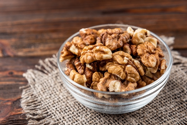 walnuts bowl wooden table 1 - Картофельные котлеты с грецкими орехами