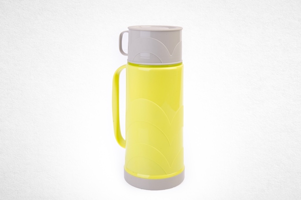 yellow bottle white background - Чай из чаги в термосе