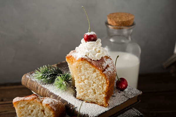 closeup shot milk delicious cake with cream powdered sugar cherries books - Пирог на ряженке