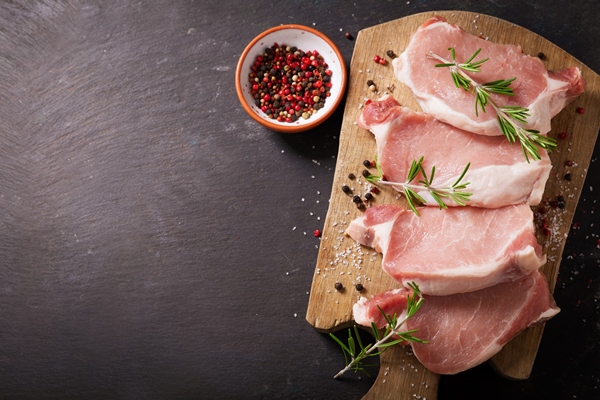 fresh pork chops with rosemary spices top view - Шашлык из свинины с маринованным луком