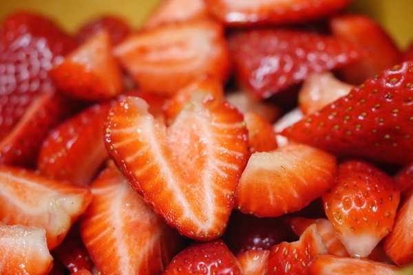 full frame shot chopped strawberries - Запечённый крем из ряженки