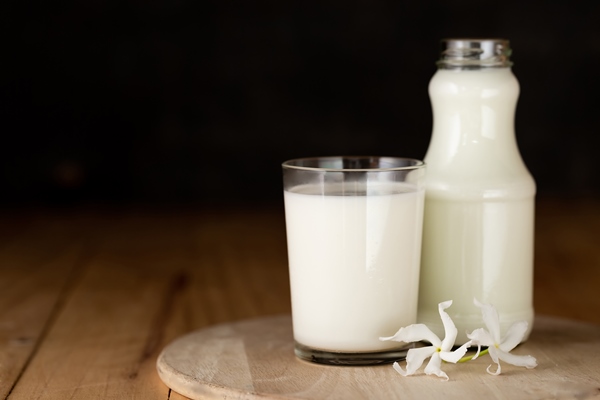glass milk bottle fresh milk - Домашний сыр из простокваши