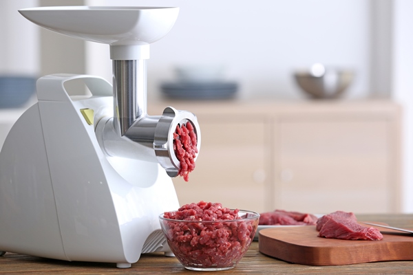 meat grinder with fresh forcemeat kitchen table - Котлеты на сухом молоке