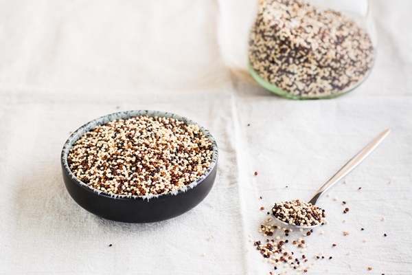 mix raw white red black quinoa bowl spoon cloth healthy gluten free food - Творожная запеканка с киноа