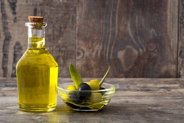 virgin olive oil crystal bottle wooden table - Шашлык из баранины в духовке
