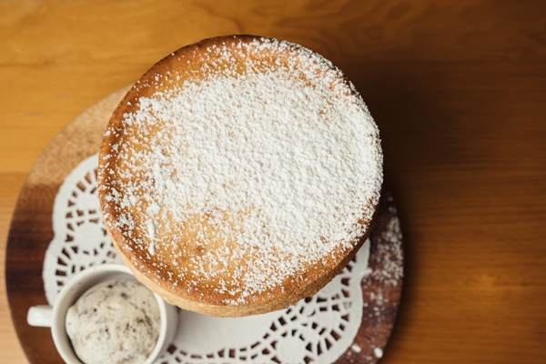 Манник-сметанник без муки klouz ap sladkoi edy na doske dla rezki nad stolom - Манник-сметанник без муки