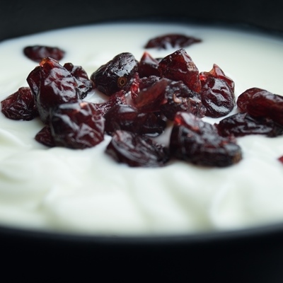 Творожный десерт с изюмом