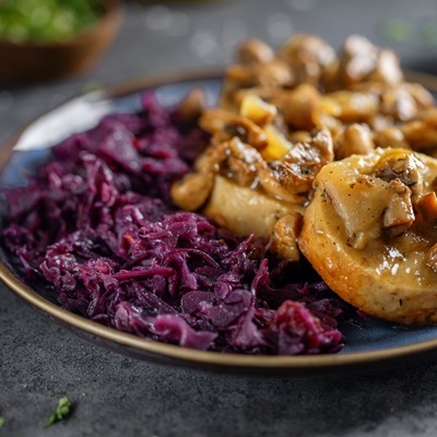 Краснокочанная капуста, тушённая с яблоками в сметане