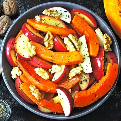 Тыква с яблоками и орехами