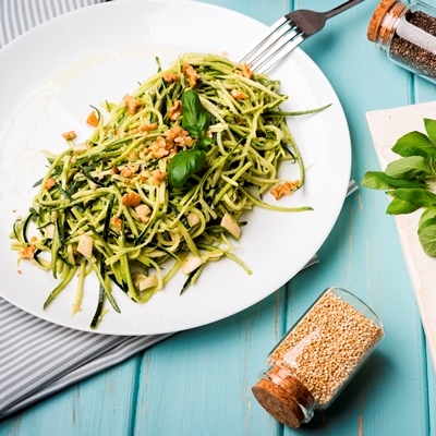 Салат из цукини с авокадо и кедровыми орешками