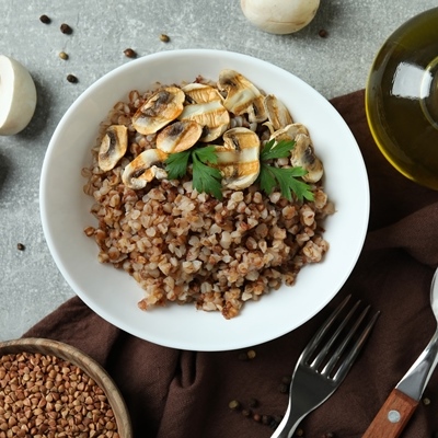 Гречневая каша с подливкой из грибов и баклажанов