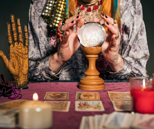 В Греции судят гадалку, которая выманивала у клиентки 150 тысяч евро