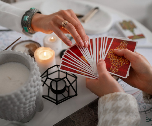 Каждый пятый россиянин хотя бы раз в жизни пользовался услугами гадалок, колдунов, ясновидящих