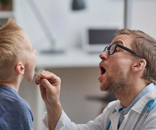 Ребёнка на Урале чуть врач не убил. Ангину – за нечистую силу принял