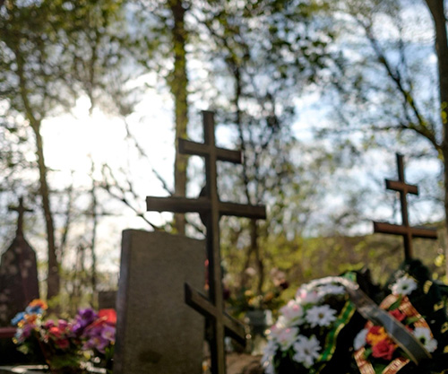 На 9 дней на кладбище не ходят?