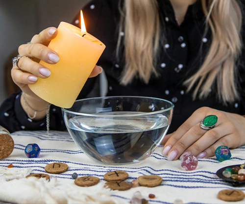 Теория заговоров: Кто стоит за колдунами и народными целителями