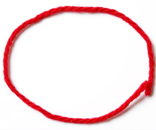 Красная нить на руке – религиозный символ каббализма