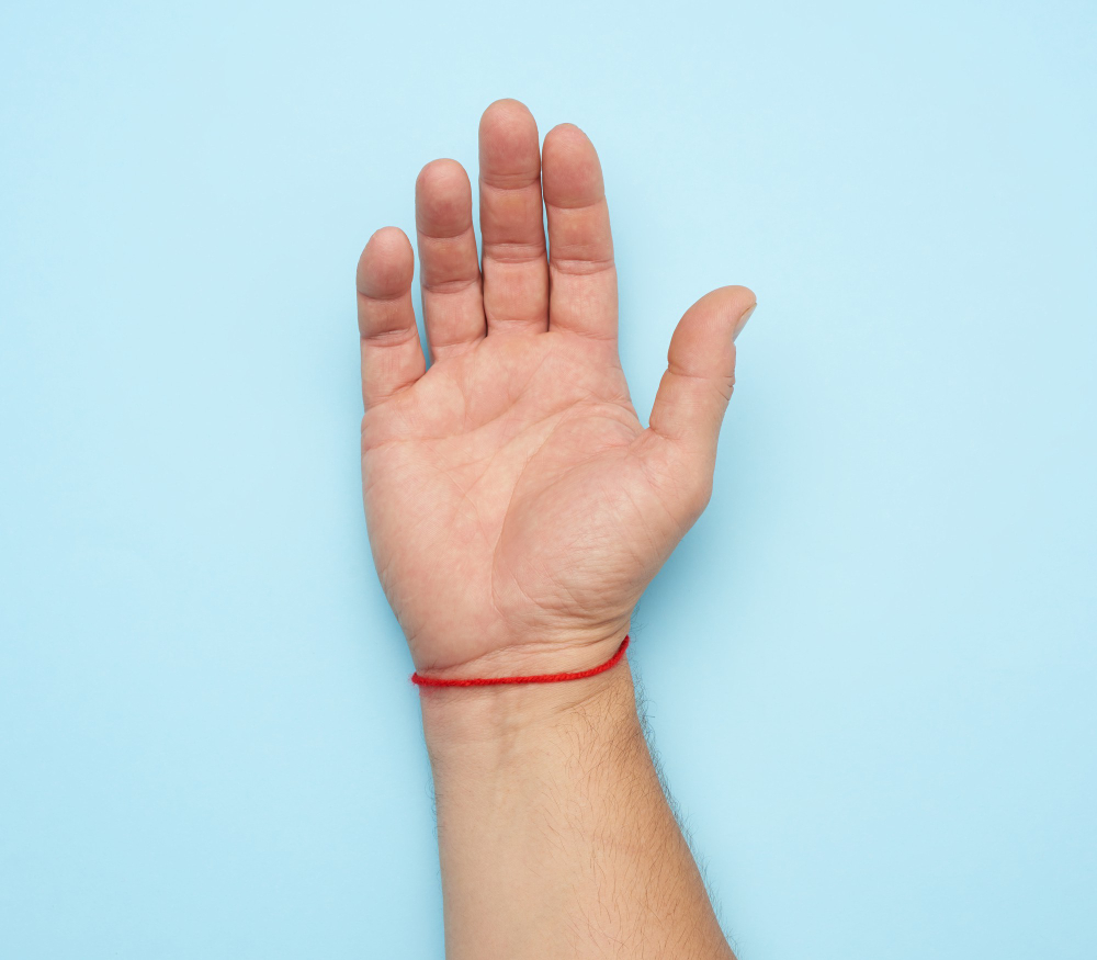 Можно ли православному носить красную нить на запястье?