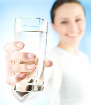 Гастроэнтеролог: насколько полезен стакан воды натощак?