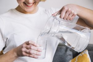 crop woman filling glass with water 23 2147765031 - Гастроэнтеролог: насколько полезен стакан воды натощак?