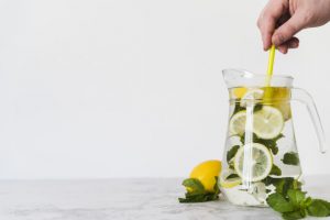 person stirring lemon drink with mint jug 23 2148102392 - Сказки про «зимний напиток», или Мифы о глинтвейне