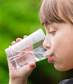 Ребёнок много пьёт воды. Это вредно?